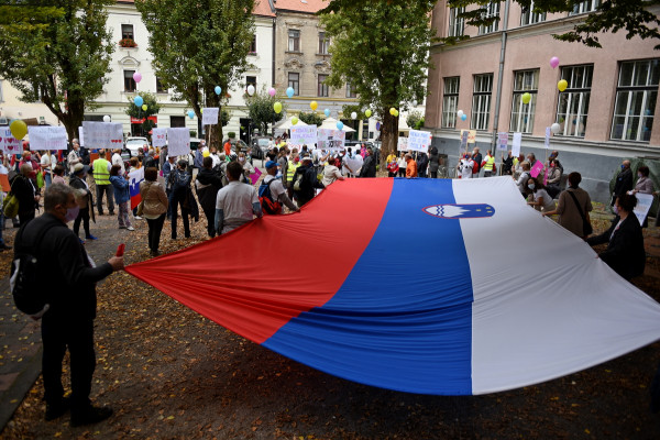 Zakaj so zaskrbljene stare sile?